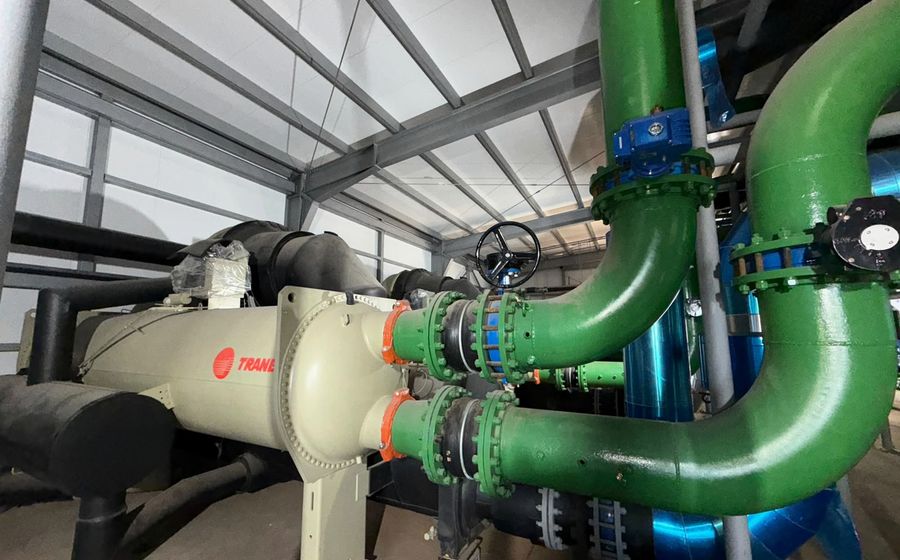 Groupe froid centrifuge raccordé aux collecteurs primaires et vannes d'isolement