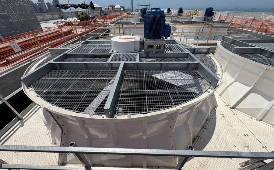 Ensemble de tours de refroidissement en toiture de la centrale d'eau glacée de l'Hospital del Niño
