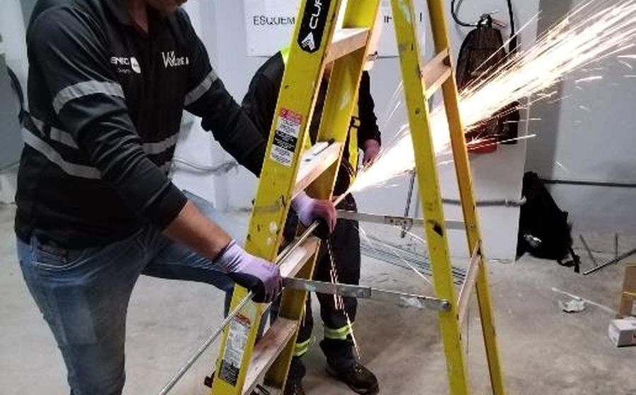 Équipe d'installation découpant de l'acier sur le chantier pendant un aménagement