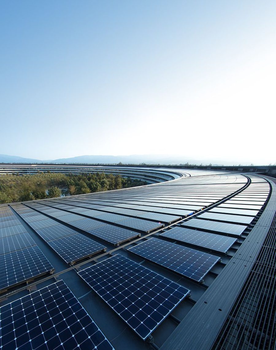 Installation solaire photovoltaïque en toiture sur un projet commercial de grande envergure