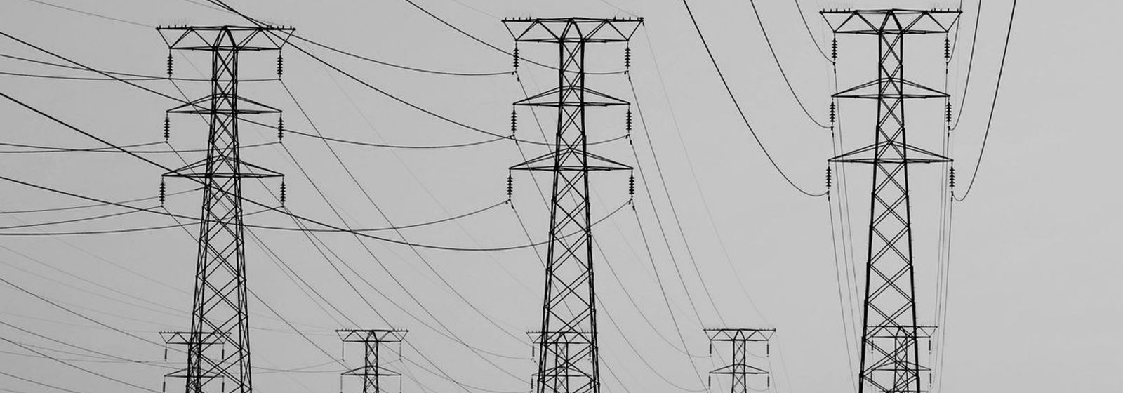 Pylônes de transport d'électricité à haute tension traversant la campagne